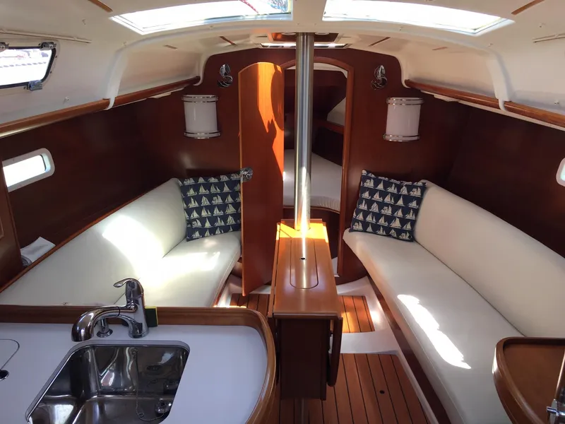 2005 Beneteau 323