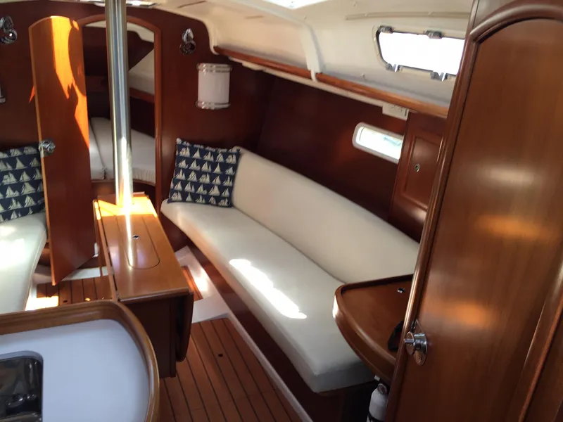 2005 Beneteau 323