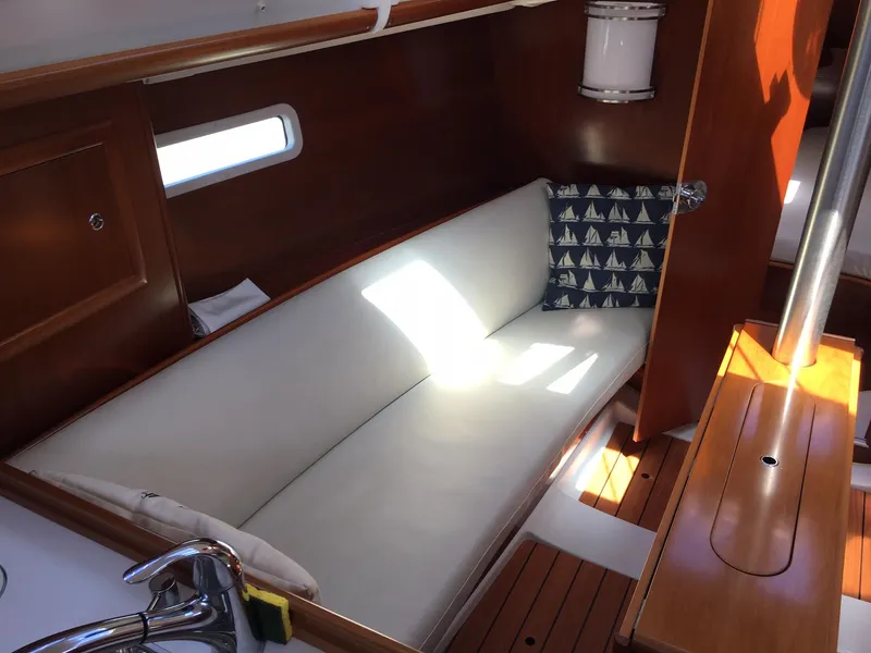 2005 Beneteau 323