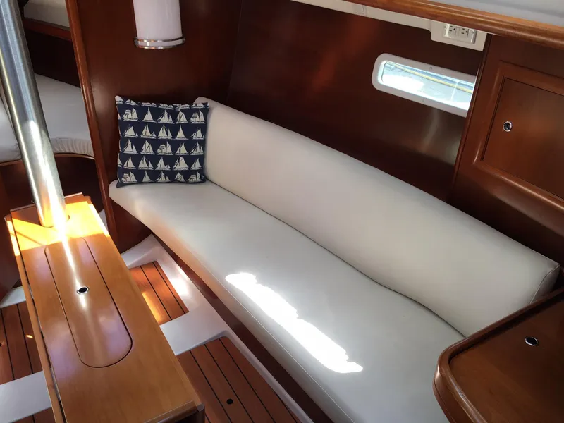 2005 Beneteau 323