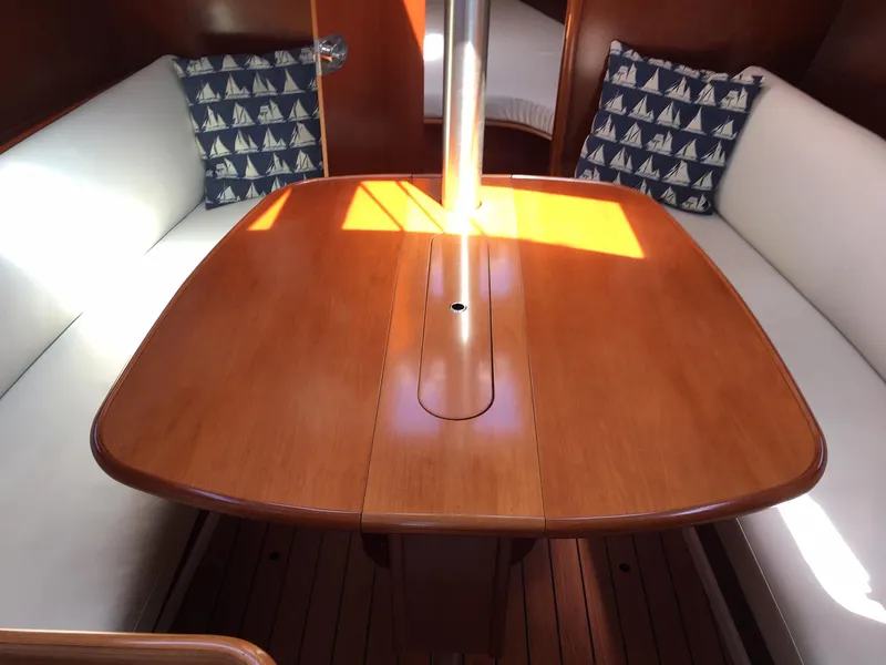 2005 Beneteau 323
