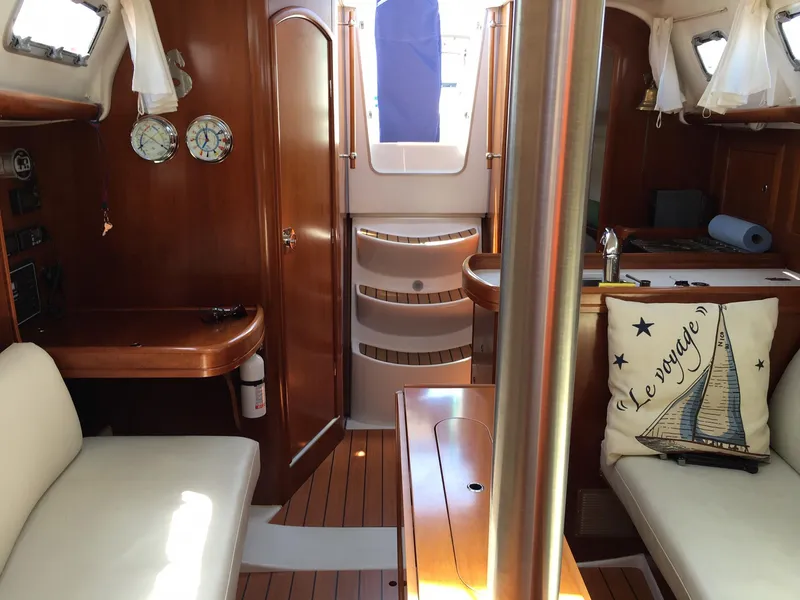 2005 Beneteau 323