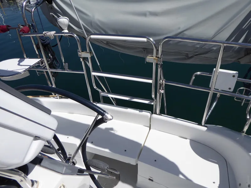 Walk-thru transom