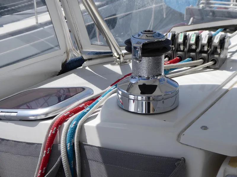 Cabin-top winch to port