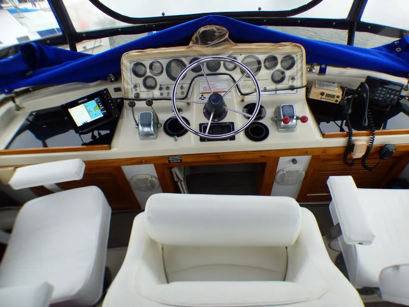 1983 Silverton 40 ft. Aft Cabin Motor Yacht