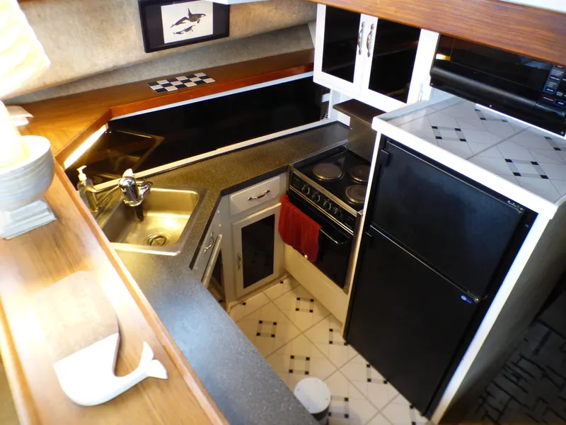 1983 Silverton 40 ft. Aft Cabin Motor Yacht