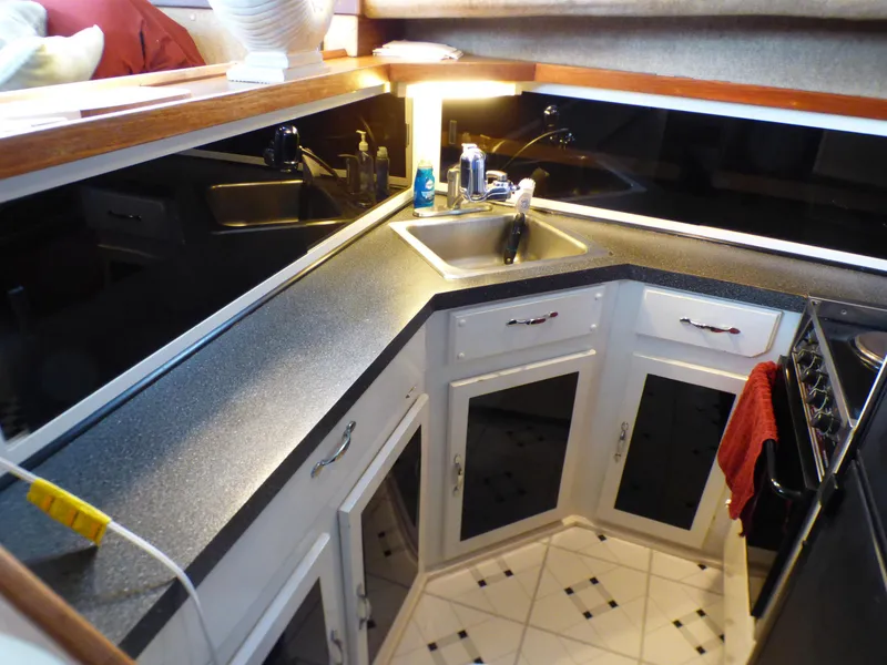 1983 Silverton 40 ft. Aft Cabin Motor Yacht