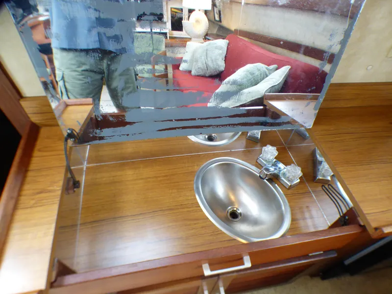 1983 Silverton 40 ft. Aft Cabin Motor Yacht