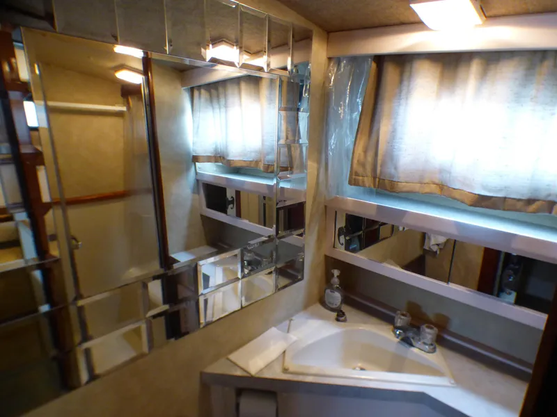1983 Silverton 40 ft. Aft Cabin Motor Yacht