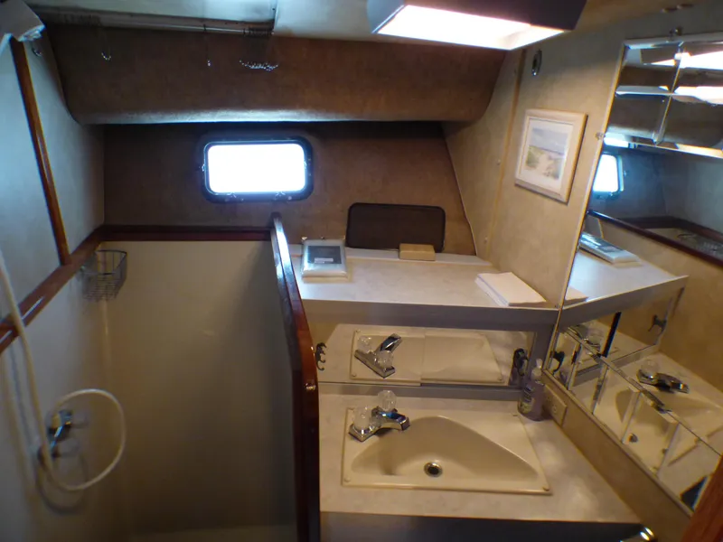 1983 Silverton 40 ft. Aft Cabin Motor Yacht