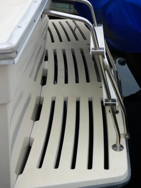 1983 Silverton 40 ft. Aft Cabin Motor Yacht