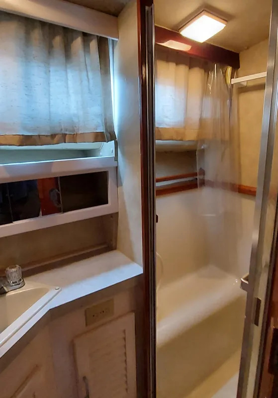 1983 Silverton 40 ft. Aft Cabin Motor Yacht