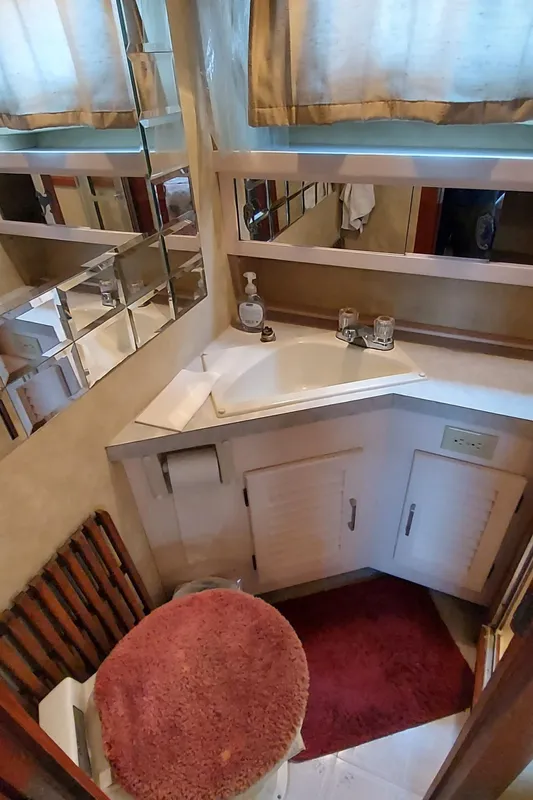 1983 Silverton 40 ft. Aft Cabin Motor Yacht
