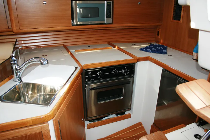 2012 Catalina 385