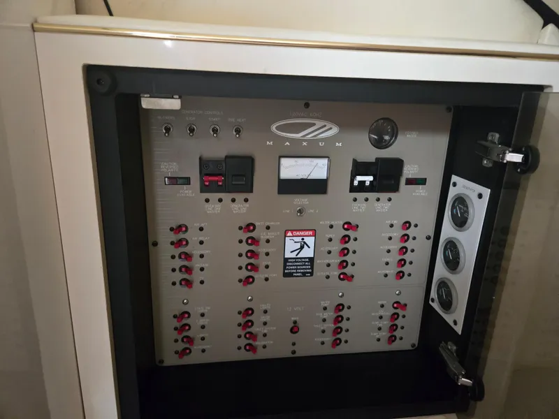 2000 Maxum 3700 SCR