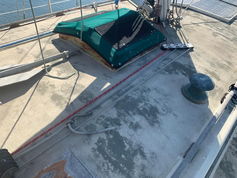 1980 Tayana Pilot House deck with green hatch cover and ropes.