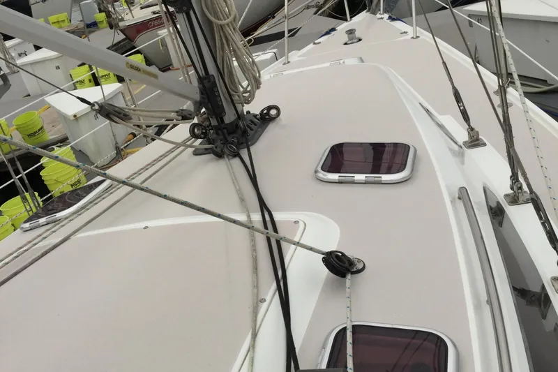 2008 Catalina 320 MkII sailboat deck with rigging and hatches.
