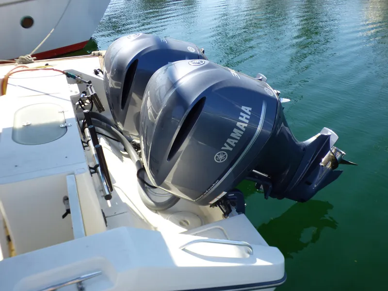 2005 Pursuit 3370 Offshore
