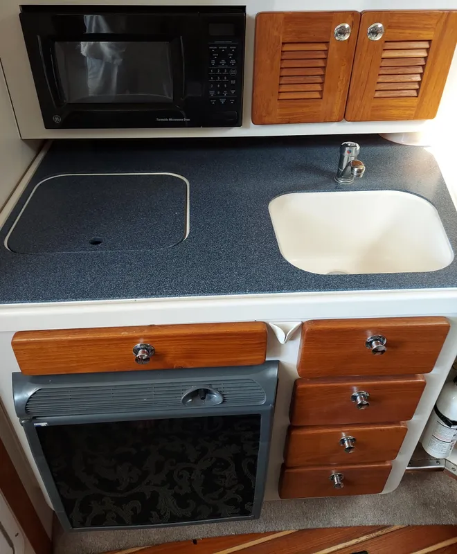 2005 Pursuit 3370 Offshore