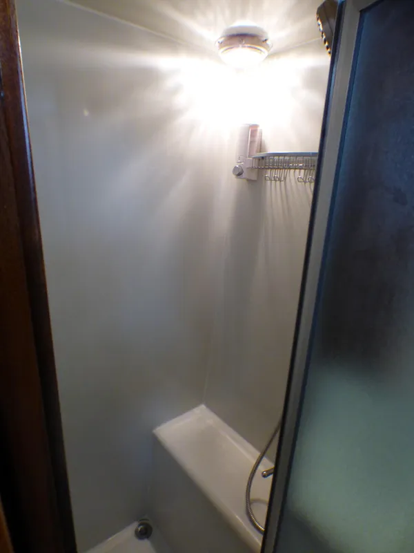 Guest stateroom shower