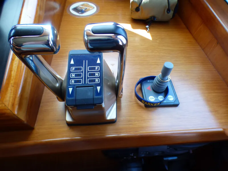 2007 DeFever Cockpit Motor Yacht