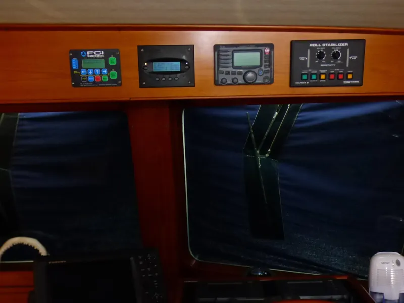 Instruments lower helm
