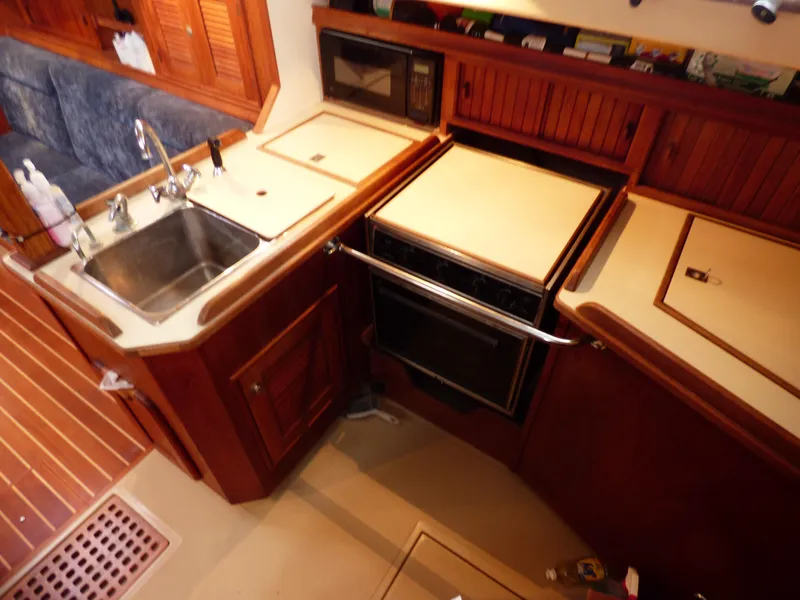 1995 Island Packet 37