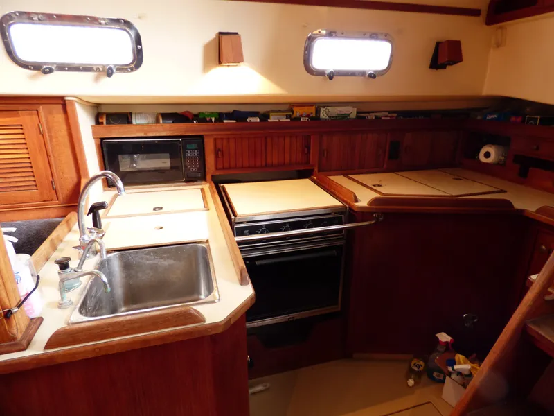 1995 Island Packet 37