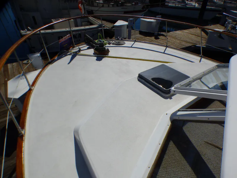 1984 Spindrift 39 ft. Aft Cabin Twin Diesel boat deck with railing and hatch.