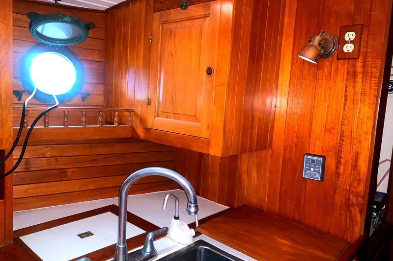 1982 Spindrift Pilothouse