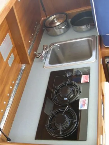 cook-top & sink under dual helm seats