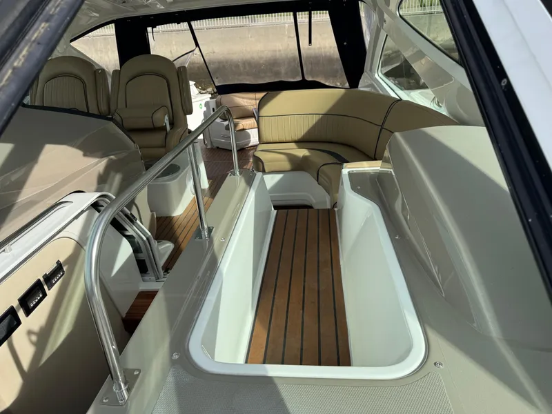 2009 Cruisers Yachts 520 Sports Coupe