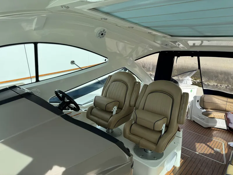 2009 Cruisers Yachts 520 Sports Coupe
