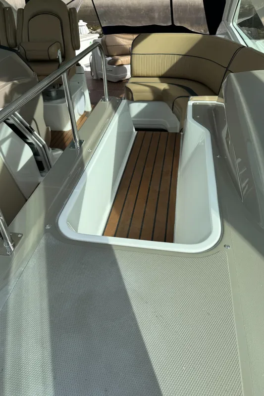 2009 Cruisers Yachts 520 Sports Coupe