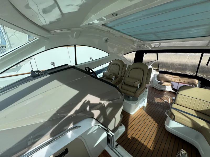 2009 Cruisers Yachts 520 Sports Coupe