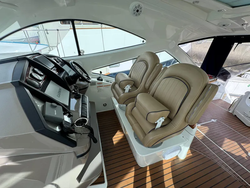 2009 Cruisers Yachts 520 Sports Coupe