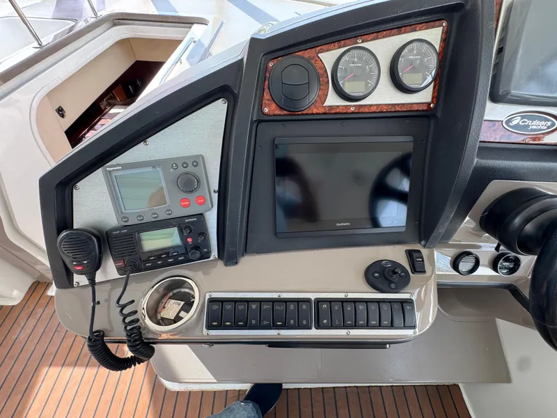 2009 Cruisers Yachts 520 Sports Coupe