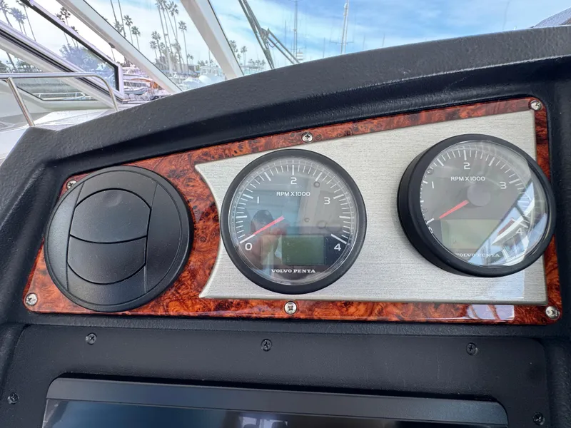 2009 Cruisers Yachts 520 Sports Coupe