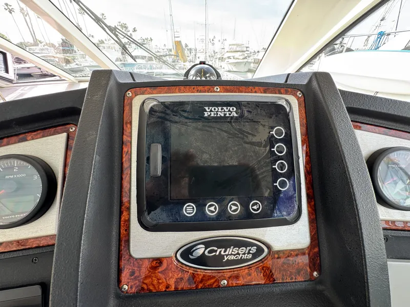 2009 Cruisers Yachts 520 Sports Coupe