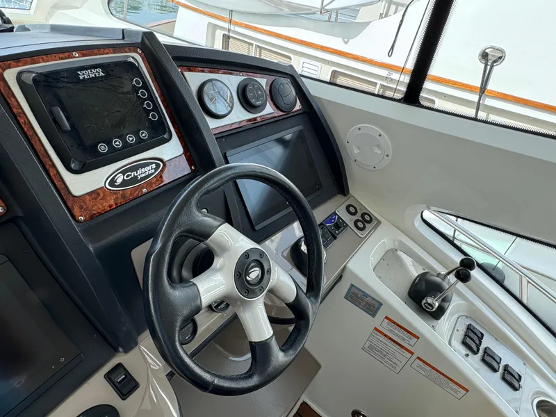 2009 Cruisers Yachts 520 Sports Coupe