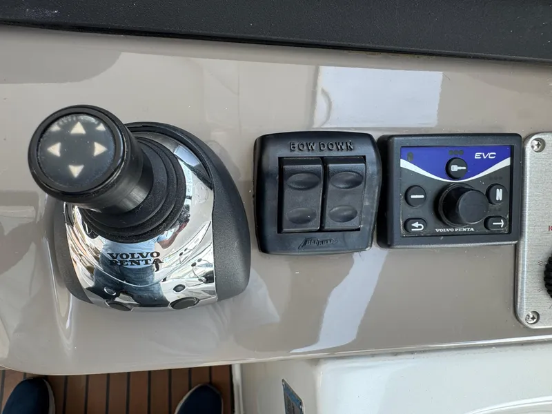 2009 Cruisers Yachts 520 Sports Coupe