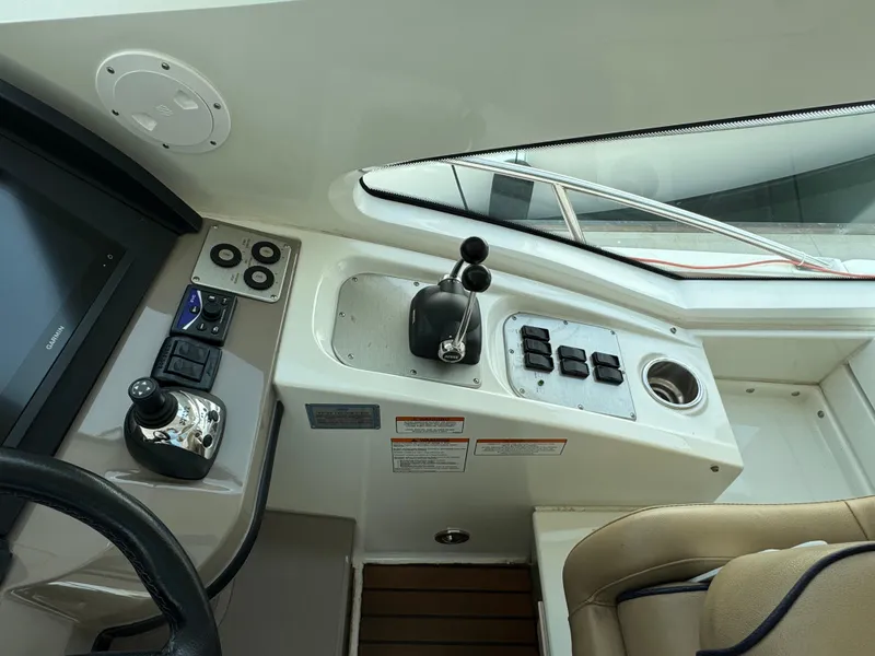 2009 Cruisers Yachts 520 Sports Coupe