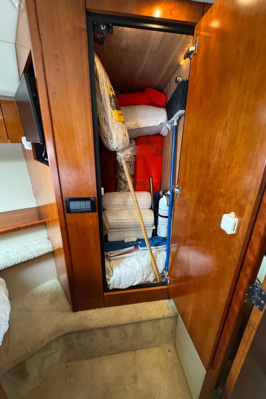2009 Cruisers Yachts 520 Sports Coupe