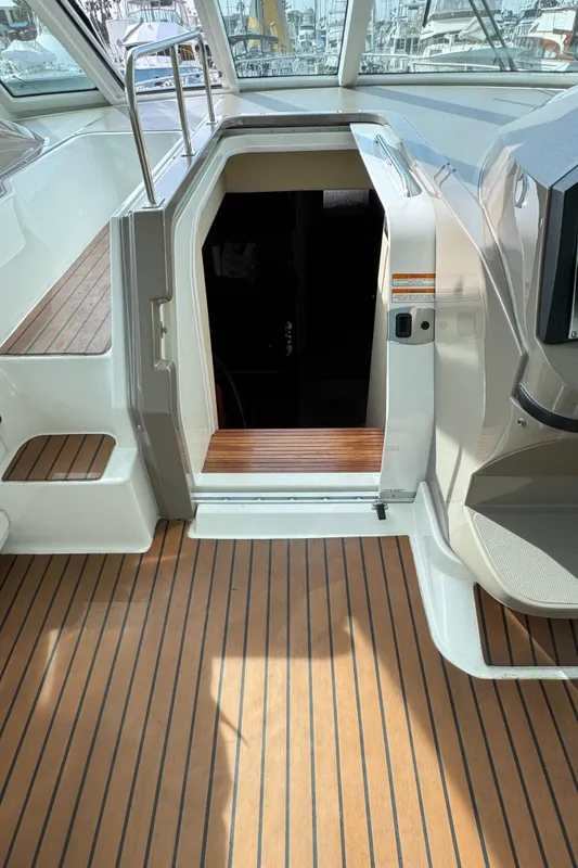 2009 Cruisers Yachts 520 Sports Coupe