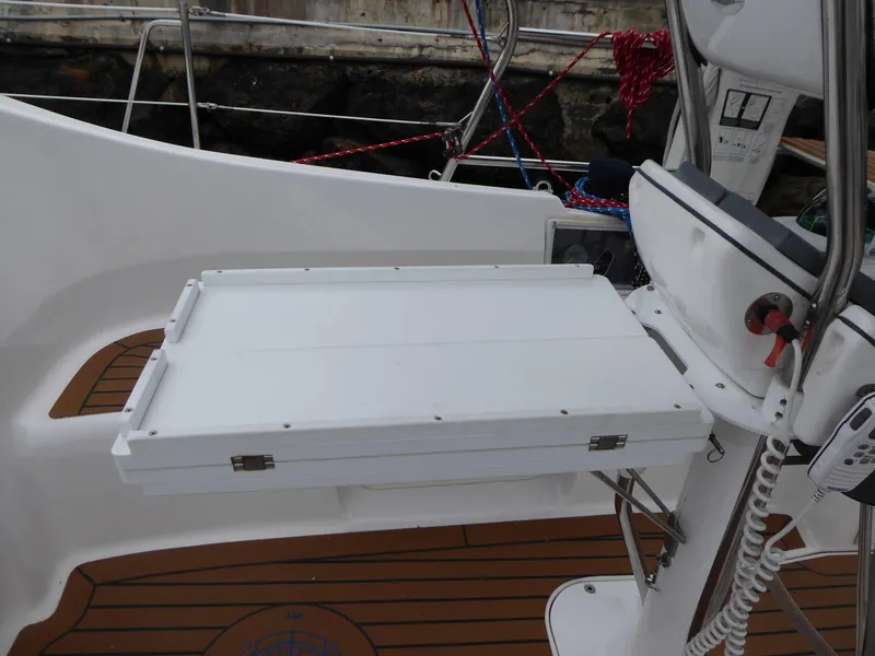 Cockpit table