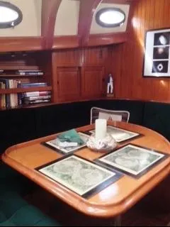 Dining area to port