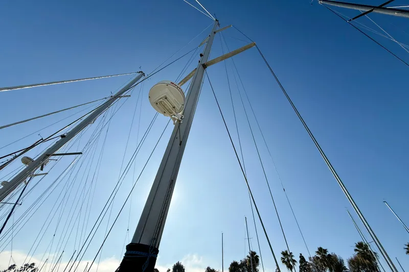 Mast of 1999 Hunter Passage 420 sailboat against clear blue sky.
