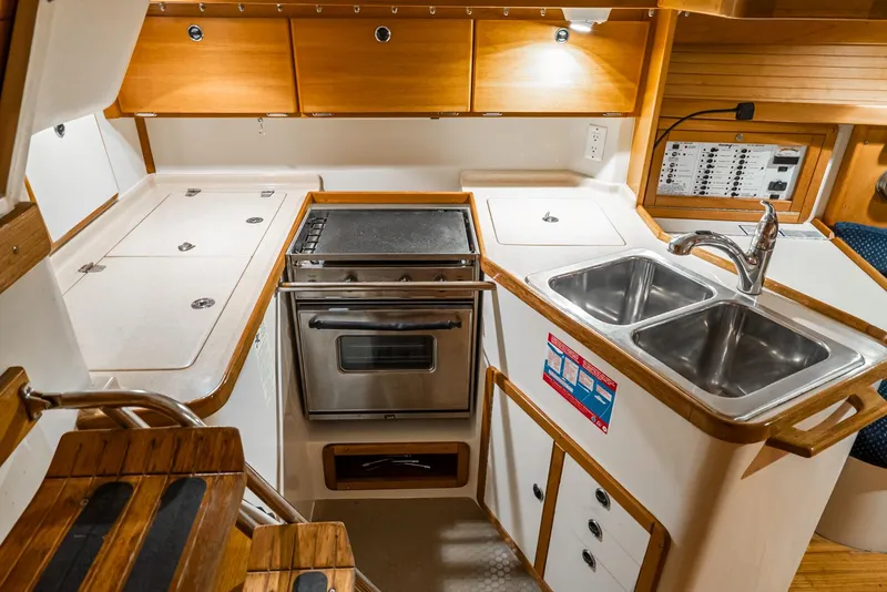 2001 Catalina 320
