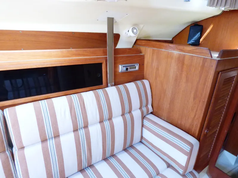 1985 Pearson 303