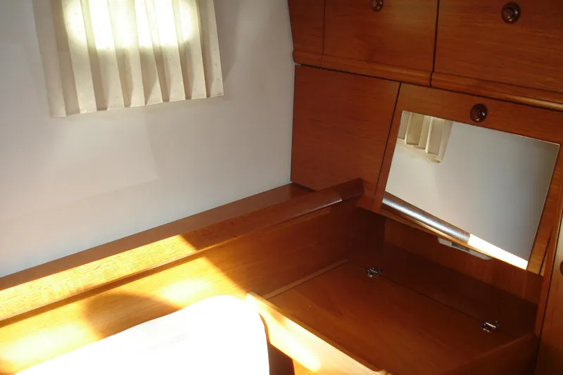 Forward cabin vanity
